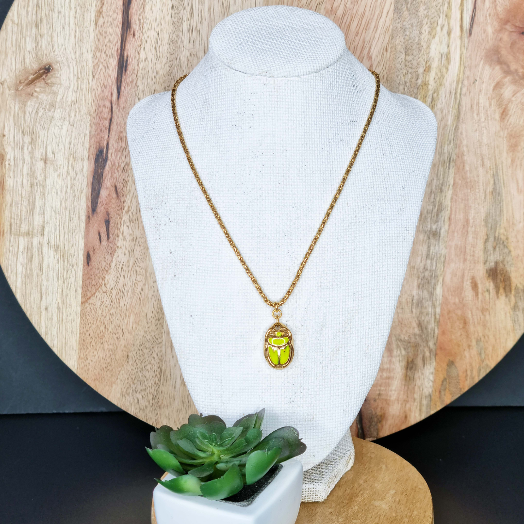 collier scarabée kheper pendentif émaillé jaune fluo, chaine dorée à l'or fin 24 carats