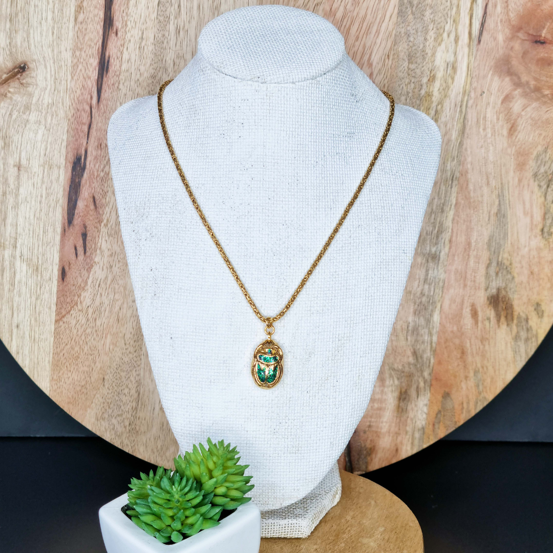 collier scarabée kheper pendentif émaillé vert pailleté, chaine dorée à l'or fin 24 carats