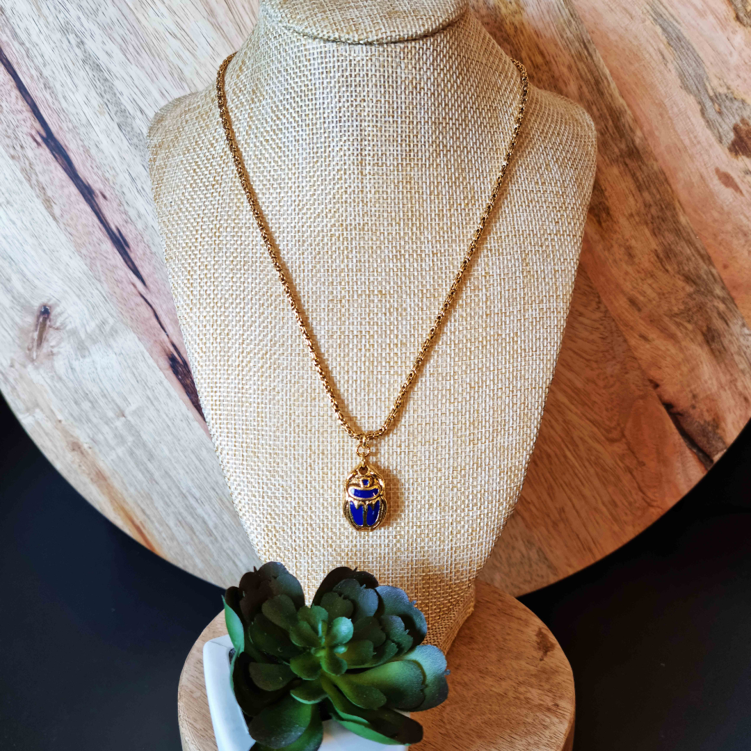 Collier bijoux haute fantaisie bijoux de créateur à lyon doré à l'or fin 24 carats pendentif scarabée émaillé bleu