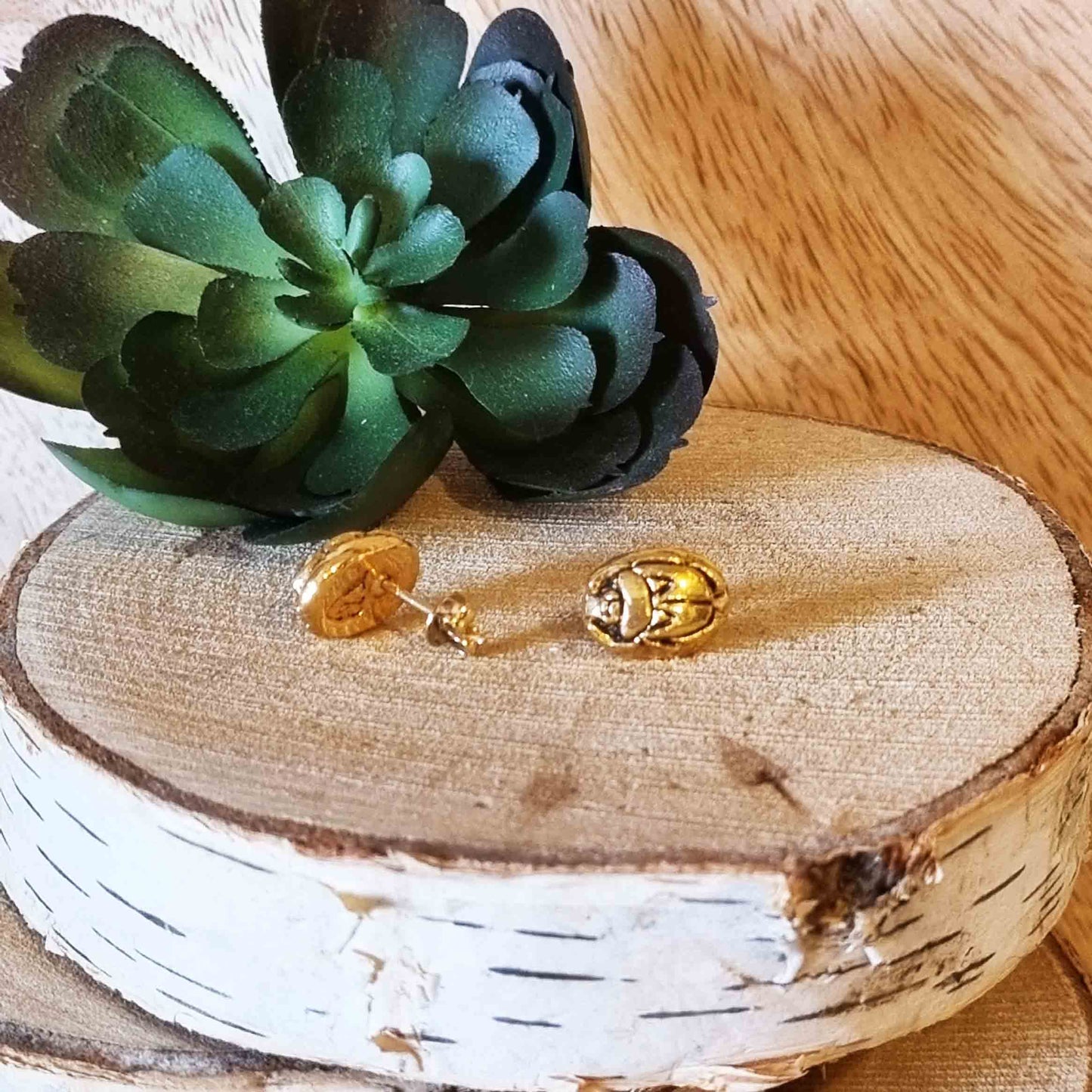 boucle d'oreille scarabée dorées à l'or fin 24 carats.