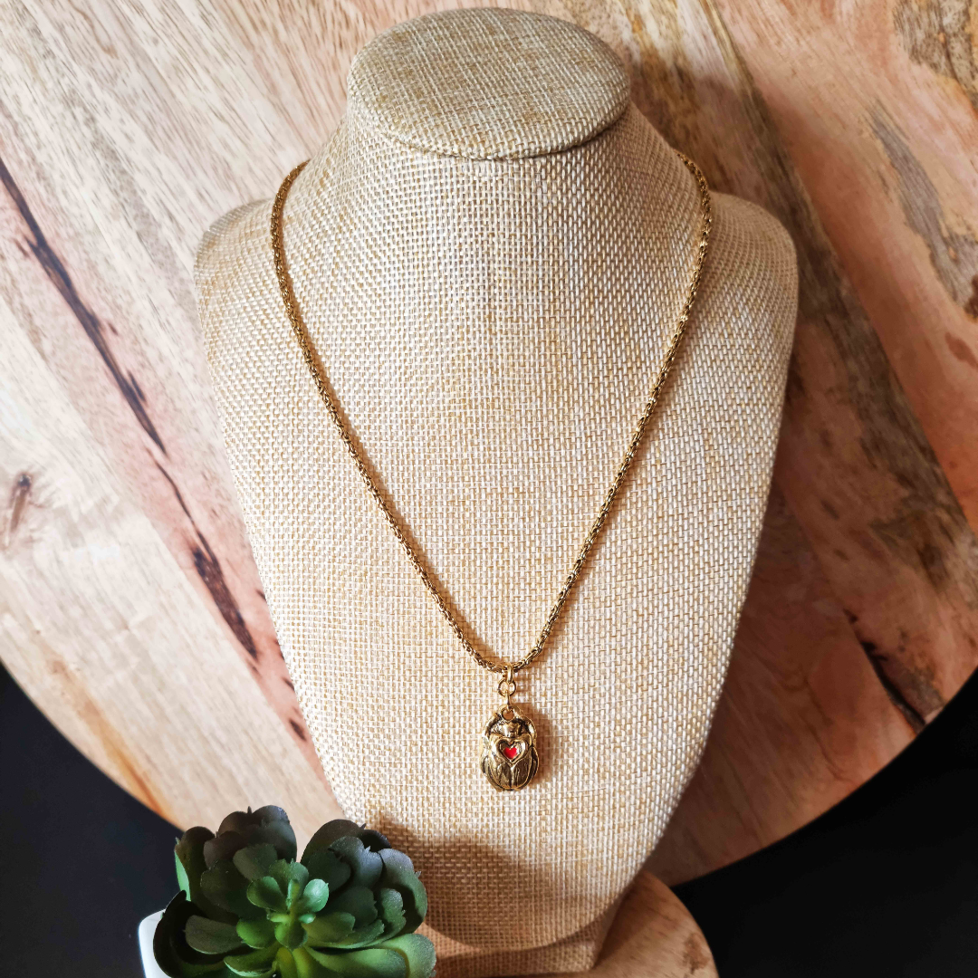 collier scarabée avec coeur rouge émaillé doré à l'or fin.