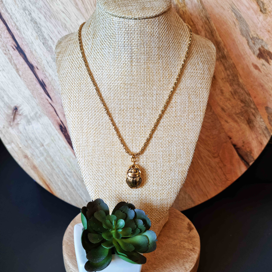 collier scarabée doré à l'or fin 24 carats