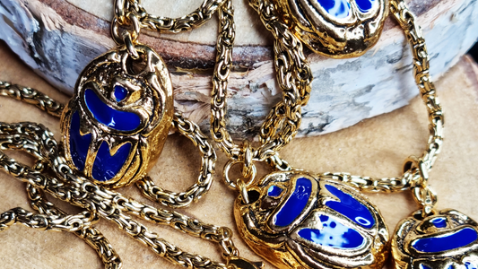 collier chaine or et pendentif en forme de scarabée de couleur bleu