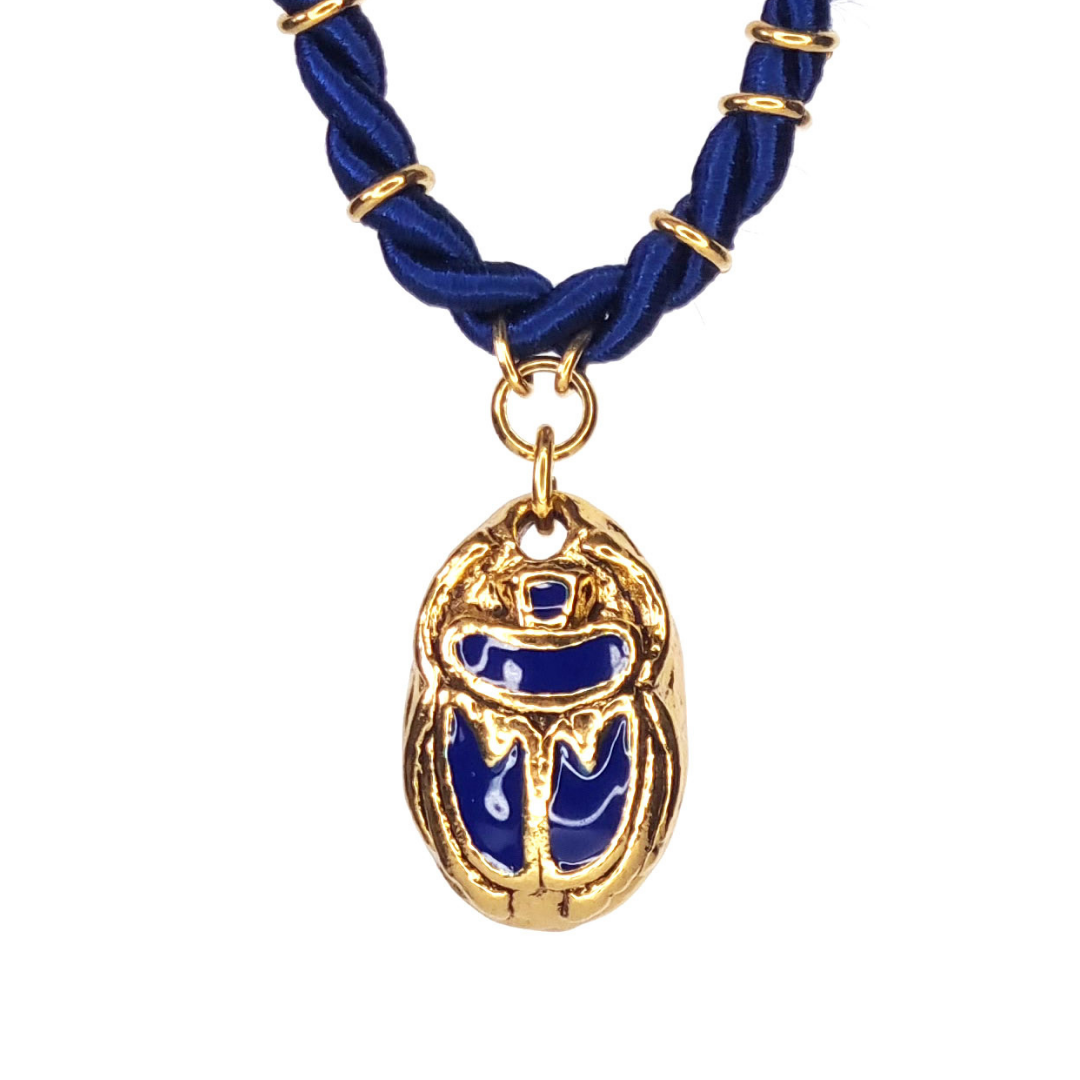 Collier bijoux de créateur à lyon doré à l'or fin 24 carats pendentif scarabée émaillé bleu