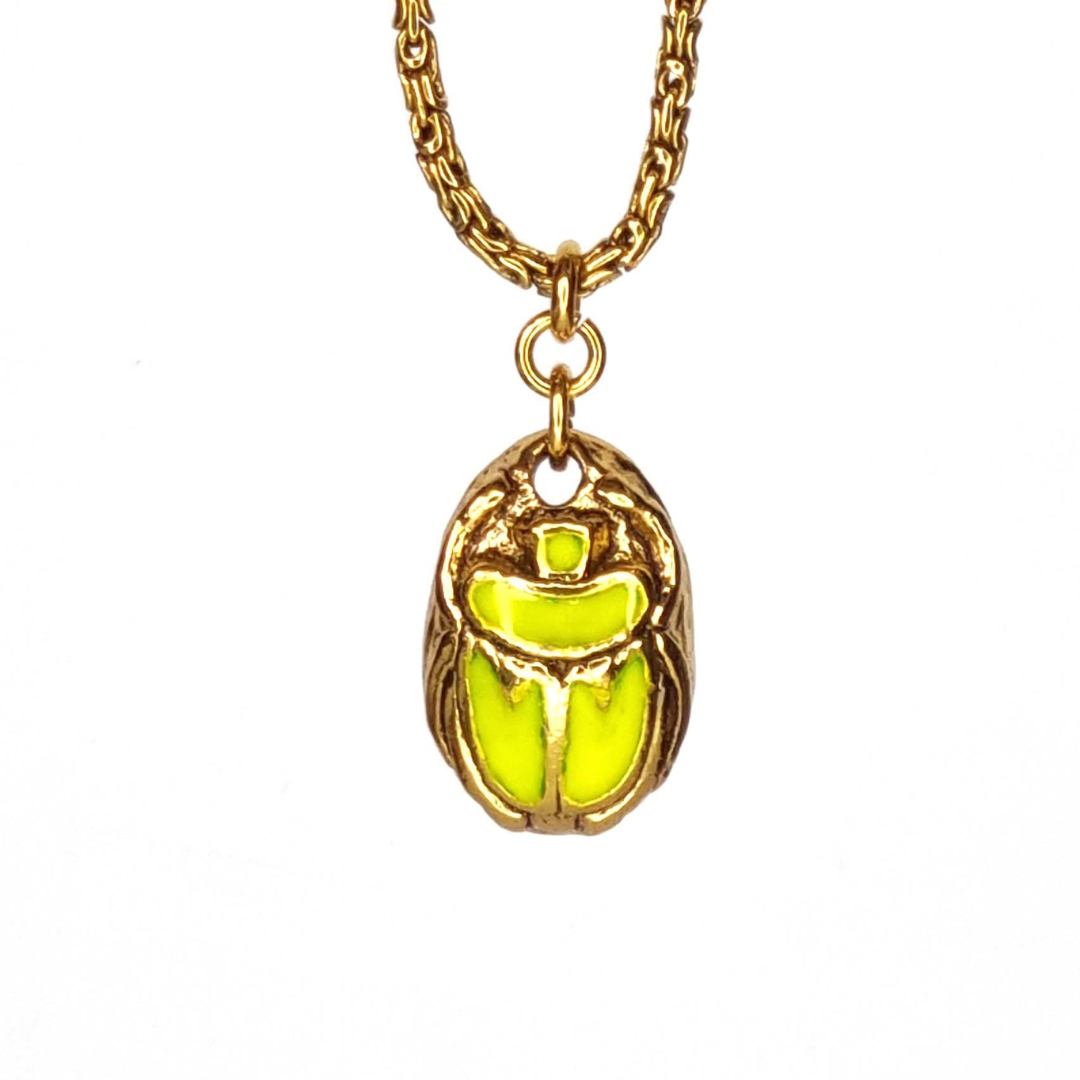 collier scarabée kheper pendentif émaillé jaune fluo, chaine dorée à l'or fin 24 carats