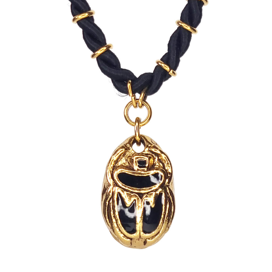 Collier bijoux de créateur à lyon doré à l'or fin 24 carats pendentif scarabée émaillé noir