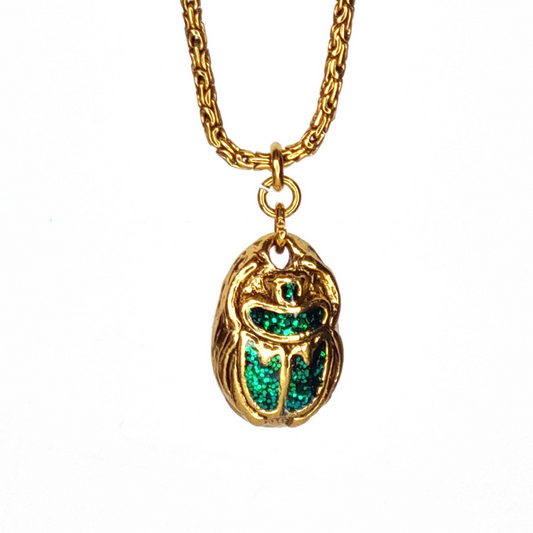 collier scarabée kheper pendentif émaillé vert pailleté, chaine dorée à l'or fin 24 carats