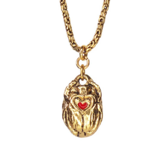 collier scarabée avec coeur rouge émaillé doré à l'or fin.