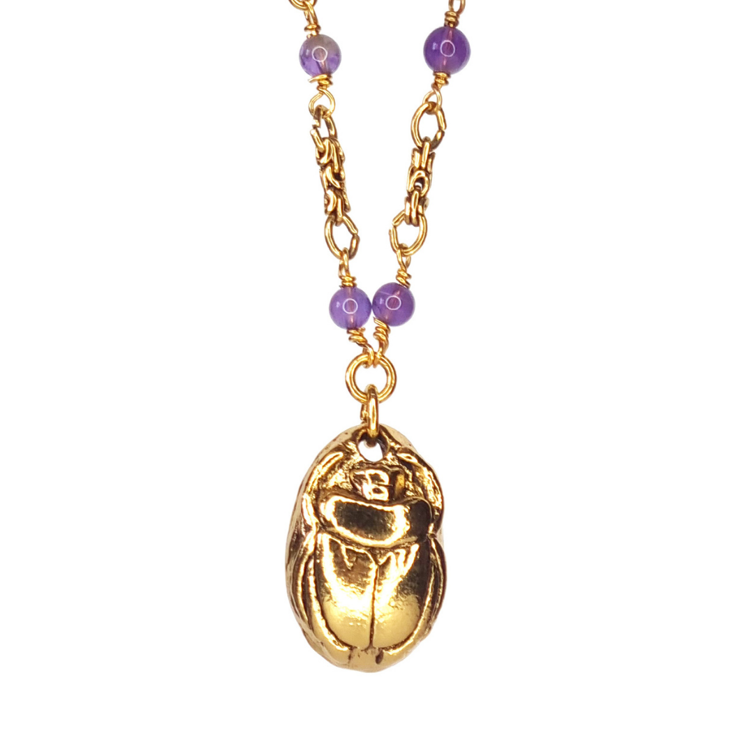 collier créateur de bijoux fantaisie doré à l'or fin 24 carats avec pendentif scarabée et pierre naturelle d'améthyste, lithothérapie