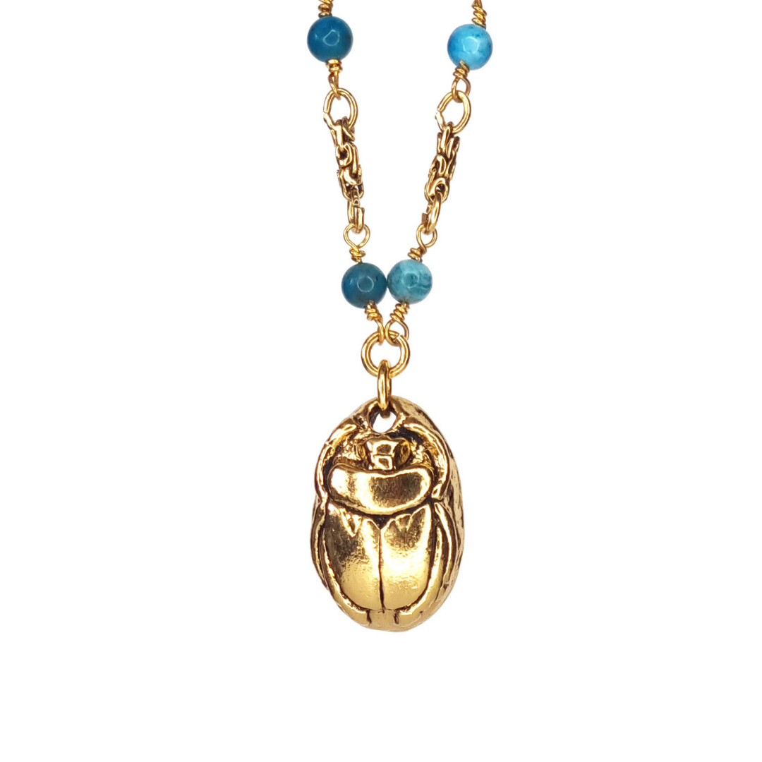 collier créateur de bijoux fantaisie doré à l'or fin 24 carats avec pendentif scarabée et pierre naturelle d'apatite, lithothérapie