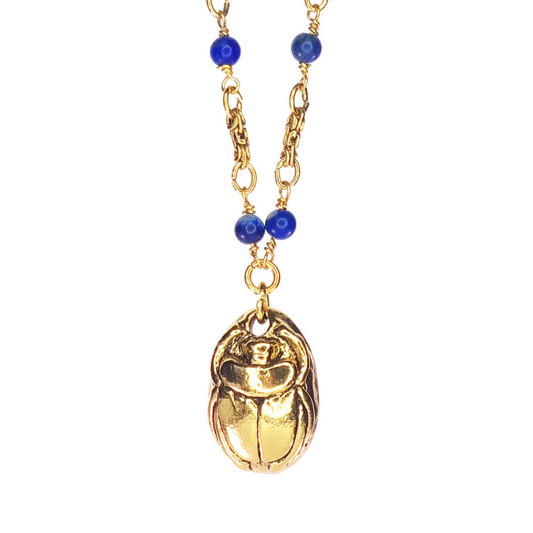 collier créateur de bijoux fantaisie doré à l'or fin 24 carats avec pendentif scarabée et pierre naturelle de lapis lazuli, lithothérapie