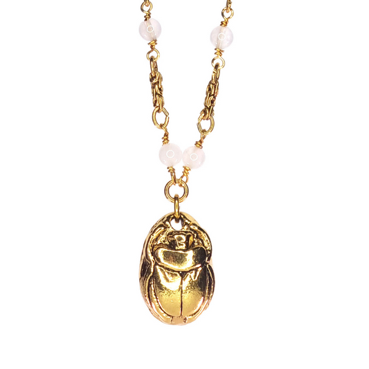 collier créateur de bijoux fantaisie doré à l'or fin 24 carats avec pendentif scarabée et pierre naturelle de quartz rose, lithothérapie